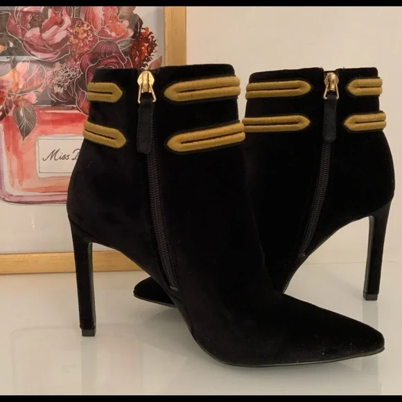 Nine West Pointy Toe Victorian Style Booties Suede Ankle Boots Size 5.5M - Picture 5 of 7